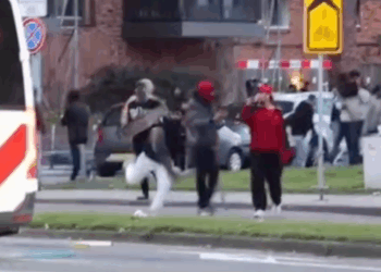 Politie massaal aanwezig: rellen bij azc Hoofddorp na koranverbranding