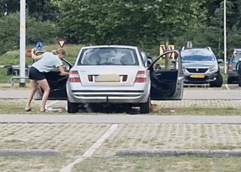 Stoere vrouw leert een stelletje hufters die hun afval op straat gooien even een lesje