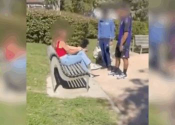 Twee jongens proberen vrouw lastig te vallen, maar dat pakt anders uit dan verwacht