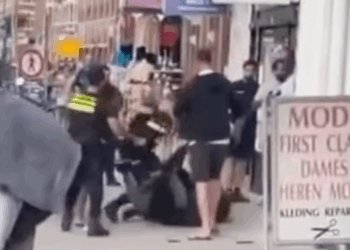 VIDEO: Nederlandse agent is klaar met zachte handjes en grijpt keihard in bij tuig op straat