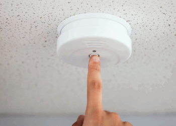 Waarom gaat je rookmelder ineens af zonder brand? Dit zijn de redenen!