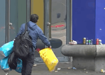 Werkloze vluchteling Amir (44) vult uitkering aan met blikjes rapen: “Dit lekkere extraatje verdien ik per dag”