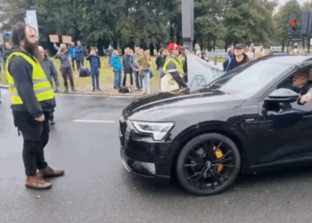 A12-blokkade van XR loopt uit de hand: Hagenees laat zich niet stoppen door klimaatactivisten