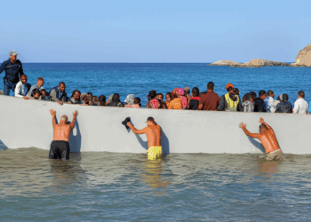 Bizarre beelden: Toeristen duwen vluchtelingen-boot terug de zee in