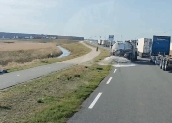 Boze boer rekent af met klimaatactivisten bij blokkade in Rotterdamse haven