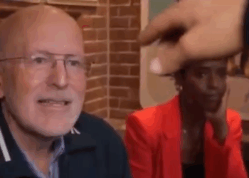 Frans Timmermans wordt belaagd door groep mannen op Amsterdams terras