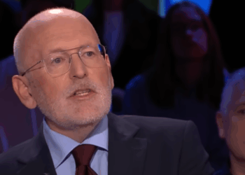 Kijkers verbaasd: Frans Timmermans weigert aan tafel te zitten naast Wierd Duk