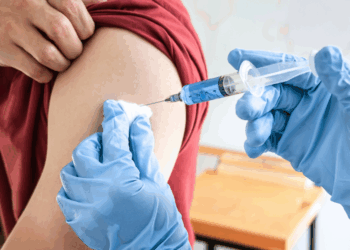 Ongelooflijk: wat artsen jarenlang ontkenden over de coronaprik blijkt nu tóch waar te zijn