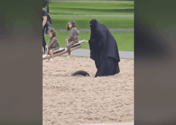 Ophef om vrouw in de speeltuin: “Dit gaat veel te ver!”