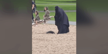 Ophef om vrouw in de speeltuin: “Dit gaat veel te ver!”