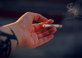 Slecht nieuws voor rokers: dit mag sinds 1 oktober niet meer bij de benzinepomp