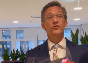 Nederlanders reageren massaal op foto van Joost Eerdmans en zijn schoonzoon: “Ongelooflijk triest!”