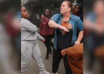 Vrouw met kinderwagen wordt belaagd door jongeren, totdat een krachtpatser er een einde aan maakt