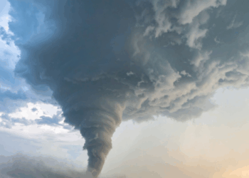 Waarschuwing noodweer KNMI: ‘Tornado op video vastgelegd in Friesland’