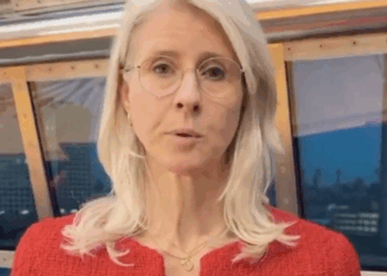 Bezoek Mona Keijzer aan opvangschip zorgt voor ophef door conflict over filmopnames