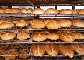 Déze bakkerij accepteert geen contant geld meer, maar de reacties zijn niet mals: “Belachelijk!”