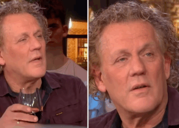 Kees van der Spek geëmotioneerd in RTL Tonight door omstreden AI-lied over asielzoekers