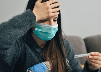 Nieuwe covidvariant in opmars: volgens experts wijst vooral dít symptoom erop