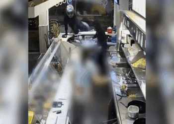 Snackbareigenaresse uit Eindhoven jaagt twee overvallers haar zaak uit met pollepel