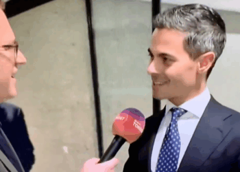 Uitgelekte video van GroenLinks-leider zorgt voor verontwaardiging: “Handjeklap dus”