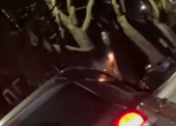 Dit gebeurt er als je een vuurwerkpijl vanuit de auto afsteekt (direct spijt)