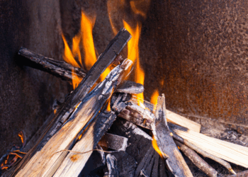 Streng verbod op houtkachels aangekondigd in  déze stad