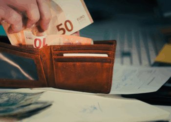 Asielzoekers moeten ontvangen overheidsgeld inleveren voor opvangkosten