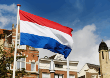 Nederlands dorp in opstand tegen komst van azc na grootschalige vlaggenactie