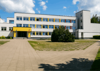 Leerkracht Chaïmae (19) vindt geen stageplek op school door hoofddoek