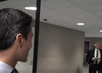 Ontmoeting tussen Geert Wilders en Rob Jetten zorgt voor ongemakkelijk moment