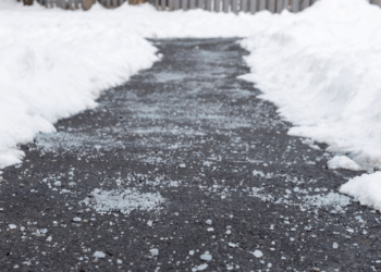 Sneeuw op de stoep: wie moet het weghalen en wie is aansprakelijk bij een val?