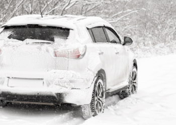 Sneeuw op je auto laten liggen? Dit kan je honderden euro’s kosten