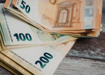 Advies aan nieuw kabinet: salarissen van politici mogelijk tot 18 procent omhoog