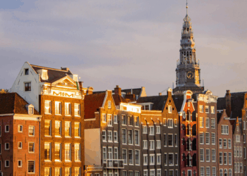 Amsterdam stuurt steeds vaker dakloze EU-burgers terug naar land van herkomst