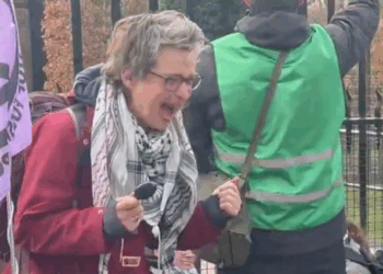 Beelden naar buiten gebracht van XR-activist die bordesscène van kabinet-Jetten verstoort bij Huis ten Bosch