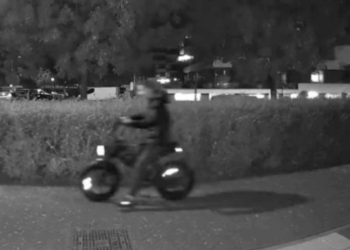 Fatbike-ongeluk op stoep: jongeren zien paaltje te laat en slaan over de kop