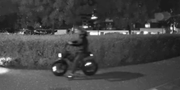 Fatbike-ongeluk op stoep: jongeren zien paaltje te laat en slaan over de kop