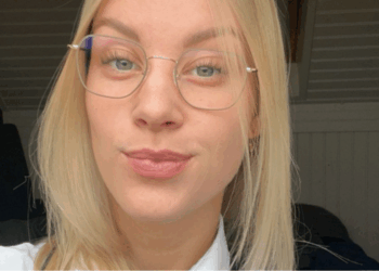 Optreden van Isabel in Schiphol Airport valt op en zorgt voor online reacties