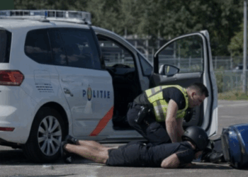 Politie trapt scooterrijder van Vespa in Scheveningen: discussie over proportioneel geweld