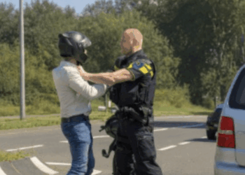 Politieagent onder vuur na incident met motorrijder in Rozenburg: beelden gaan viraal