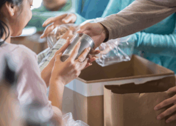 Toestroom bij voedselbanken bereikt kritiek punt: wat zegt dit over de financiële situatie in Nederland