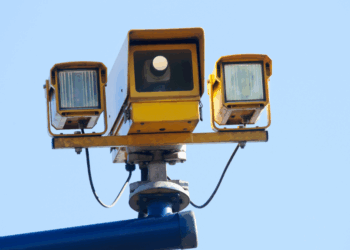 Nieuwe flitspalen meten iets onverwachts: Rotterdam pakt lawaaiige auto’s aan met slimme camera’s