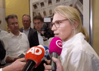 Minister Boekholt onder vuur na onjuiste uitspraken in interview over Afghanistan