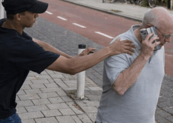 Telefoonroof op klaarlichte dag eindigt dramatisch na vluchtpoging over drukke weg