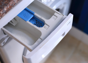 Azijn in de wasmachine: waarom steeds meer mensen het gebruiken en wat het oplevert