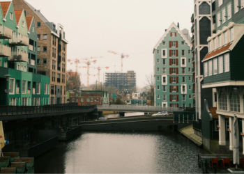 Bewoners azc-schip MS Galaxy woest na schrappen buslijn in Amsterdam