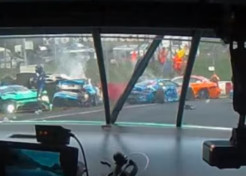 Race met Max Verstappen stilgelegd na crash, coureur (66) overlede