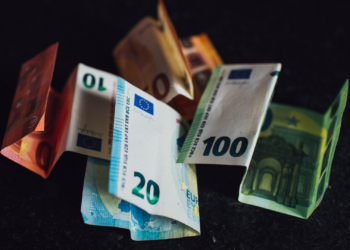 Waar komt het geld voor het Iran-steunpakket vandaan? Dit blijkt nu