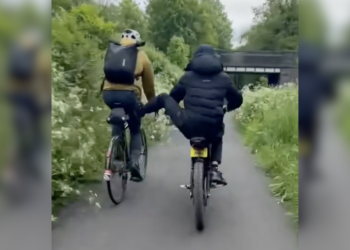 Fatbike-bestuurder zorgt voor ophef na bizarre actie in park: fietser hard ten val