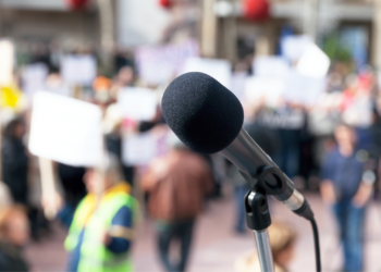 Vrouwen protesteren tegen mega-azc in woonwijk: dit is hun boodschap